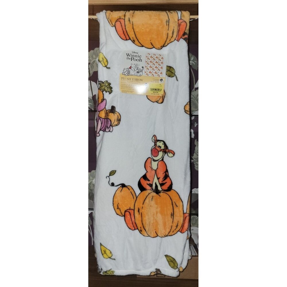 Disney Plush Throw Blanket Unisex 50x70 White New Winnie the Pooh Pumpkin Fall
